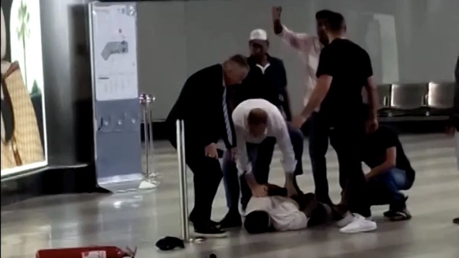 Suasana panik sempat terjadi di Terminal Satu Bandara Malpensa, Milan, Italia, pada Rabu (20/8/2025), setelah kebakaran melanda area check-in. (Tangkapan Layar Video Reuters/FABIOLA GOMES/ NOEMI CARVALHO/ @ASSESSORIALEARDINI VIA INSTAGRAM)