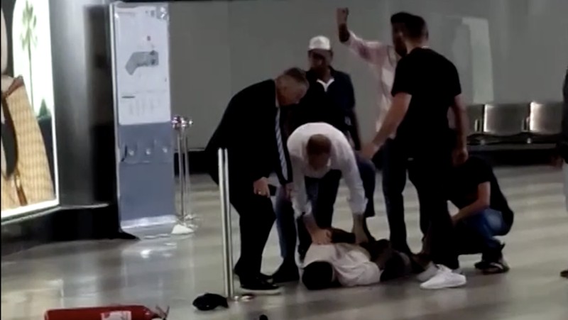 Suasana panik sempat terjadi di Terminal Satu Bandara Malpensa, Milan, Italia, pada Rabu (20/8/2025), setelah kebakaran melanda area check-in. (Tangkapan Layar Video Reuters/FABIOLA GOMES/ NOEMI CARVALHO/ @ASSESSORIALEARDINI VIA INSTAGRAM)