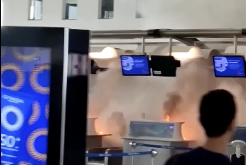 Suasana panik sempat terjadi di Terminal Satu Bandara Malpensa, Milan, Italia, pada Rabu (20/8/2025), setelah kebakaran melanda area check-in. (Tangkapan Layar Video Reuters/FABIOLA GOMES/ NOEMI CARVALHO/ @ASSESSORIALEARDINI VIA INSTAGRAM)