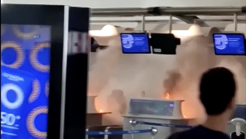 Suasana panik sempat terjadi di Terminal Satu Bandara Malpensa, Milan, Italia, pada Rabu (20/8/2025), setelah kebakaran melanda area check-in. (Tangkapan Layar Video Reuters/FABIOLA GOMES/ NOEMI CARVALHO/ @ASSESSORIALEARDINI VIA INSTAGRAM)