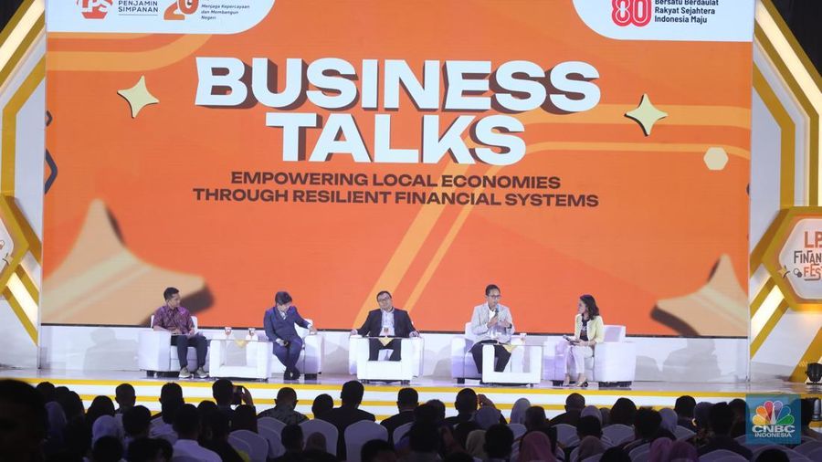 Sejumlah pengunjung memenuhi stand booth LPS dalam acara LPS Financial Festival 2025 di Regale International Convention Center, Medan, Sumatera Utara, Rabu (20/8/2025). (CNBC Indonesia/Tri Susilo)