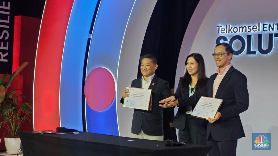 Telkomsel menjalin kerjasama dengan OpenAI dengan menandatangani Nota Kesepahaman (MoU) dalam ajang Solution Day 2025 di Jakarta, Kamis (21/8/2025). (CNBC Indonesia/Intan Rakhmayanti)