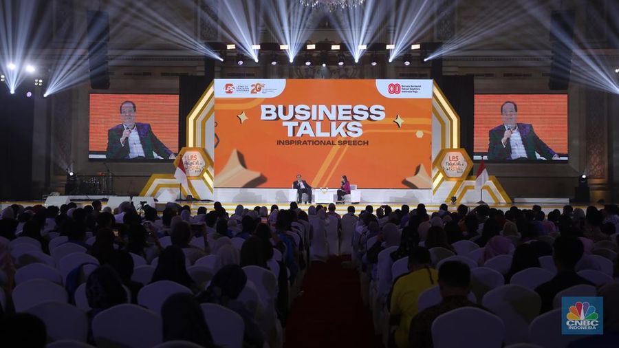 Tokoh Nasional Asal Sumatera Utara sekaligus Founder & Chairman CT Corp, Chairul Tanjung menyampaikan paparan inspiratif dalam acara LPS FInancial Festival 2025 di Regale International Convention Center, Medan, Sumatera Utara, Kamis (21/8/2025). (CNBC Indonesia/Tri Susilo)