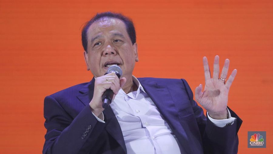 Tokoh Nasional Asal Sumatera Utara sekaligus Founder & Chairman CT Corp, Chairul Tanjung menyampaikan paparan inspiratif dalam acara LPS FInancial Festival 2025 di Regale International Convention Center, Medan, Sumatera Utara, Kamis (21/8/2025). (CNBC Indonesia/Tri Susilo)