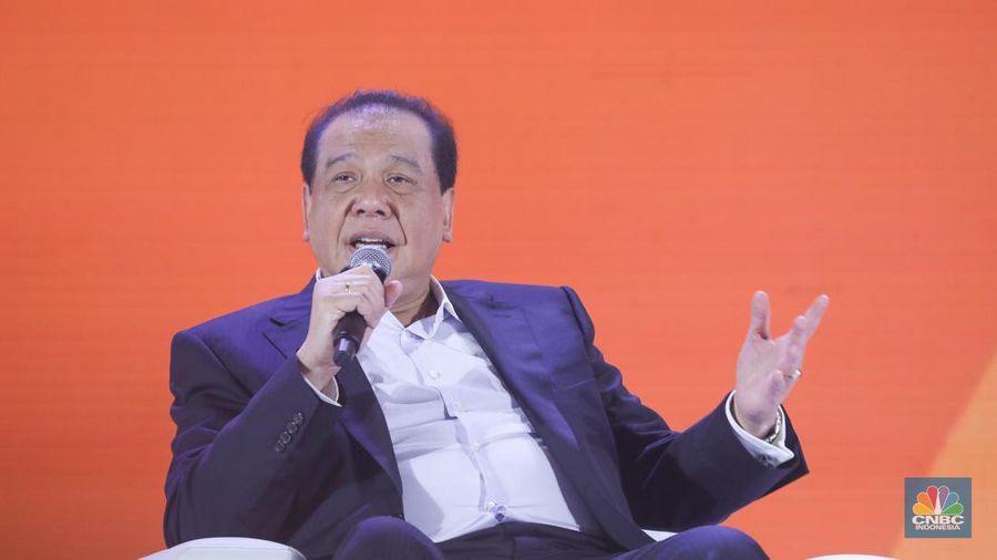 Tokoh Nasional Asal Sumatera Utara sekaligus Founder & Chairman CT Corp, Chairul Tanjung menyampaikan paparan inspiratif dalam acara LPS FInancial Festival 2025 di Regale International Convention Center, Medan, Sumatera Utara, Kamis (21/8/2025). (CNBC Indonesia/Tri Susilo)