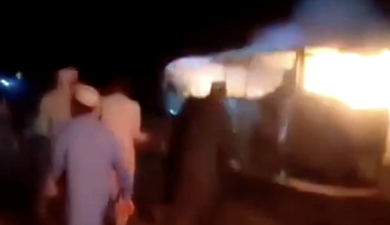 Tragedi memilukan menimpa rombongan pengungsi Afghanistan yang baru saja diusir dari Iran. Sebuah bus penuh sesak yang membawa mereka mengalami kecelakaan di jalan raya Herat–Kabul pada Selasa malam (19/8), menewaskan sedikitnya 79 orang, termasuk 17 anak-anak. (Tangkapan Layar Video Reuters/TALIBAN HANDOUT)