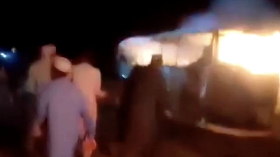Tragedi memilukan menimpa rombongan pengungsi Afghanistan yang baru saja diusir dari Iran. Sebuah bus penuh sesak yang membawa mereka mengalami kecelakaan di jalan raya Herat–Kabul pada Selasa malam (19/8), menewaskan sedikitnya 79 orang, termasuk 17 anak-anak. (Tangkapan Layar Video Reuters/TALIBAN HANDOUT)
