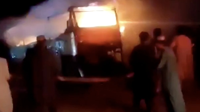 Tragedi memilukan menimpa rombongan pengungsi Afghanistan yang baru saja diusir dari Iran. Sebuah bus penuh sesak yang membawa mereka mengalami kecelakaan di jalan raya Herat–Kabul pada Selasa malam (19/8), menewaskan sedikitnya 79 orang, termasuk 17 anak-anak. (Tangkapan Layar Video Reuters/TALIBAN HANDOUT)