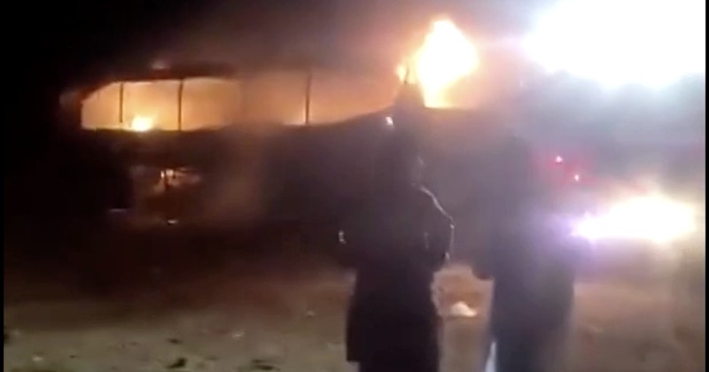 Tragedi memilukan menimpa rombongan pengungsi Afghanistan yang baru saja diusir dari Iran. Sebuah bus penuh sesak yang membawa mereka mengalami kecelakaan di jalan raya Herat–Kabul pada Selasa malam (19/8), menewaskan sedikitnya 79 orang, termasuk 17 anak-anak. (Tangkapan Layar Video Reuters/TALIBAN HANDOUT)