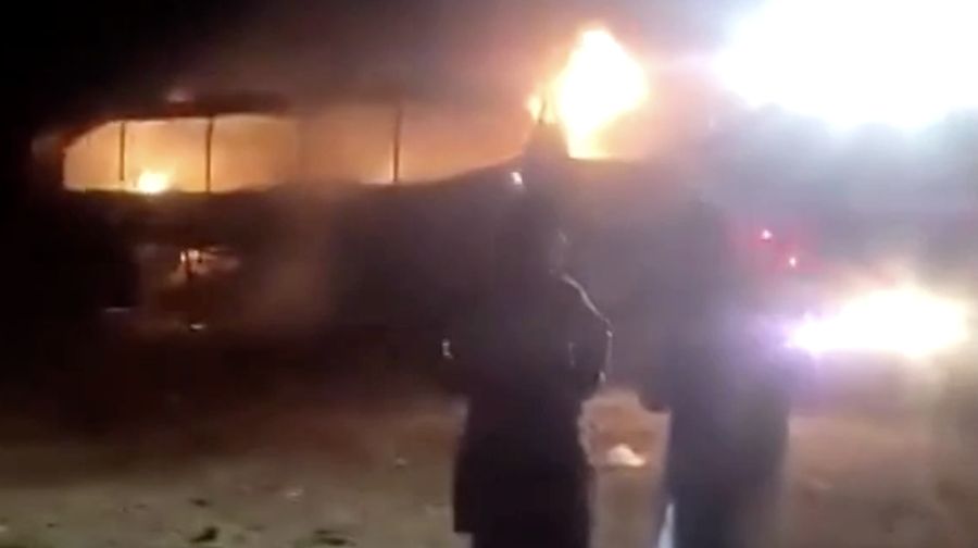 Tragedi memilukan menimpa rombongan pengungsi Afghanistan yang baru saja diusir dari Iran. Sebuah bus penuh sesak yang membawa mereka mengalami kecelakaan di jalan raya Herat–Kabul pada Selasa malam (19/8), menewaskan sedikitnya 79 orang, termasuk 17 anak-anak. (Tangkapan Layar Video Reuters/TALIBAN HANDOUT)