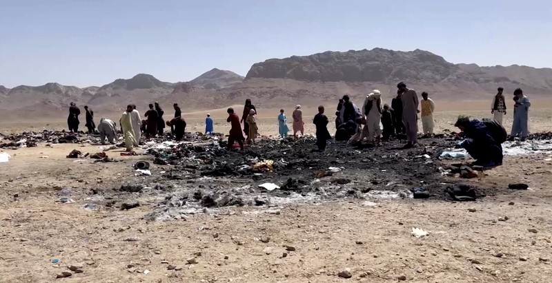 Tragedi memilukan menimpa rombongan pengungsi Afghanistan yang baru saja diusir dari Iran. Sebuah bus penuh sesak yang membawa mereka mengalami kecelakaan di jalan raya Herat–Kabul pada Selasa malam (19/8), menewaskan sedikitnya 79 orang, termasuk 17 anak-anak. (Tangkapan Layar Video Reuters/TALIBAN HANDOUT)