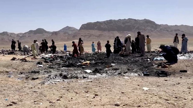 Tragedi memilukan menimpa rombongan pengungsi Afghanistan yang baru saja diusir dari Iran. Sebuah bus penuh sesak yang membawa mereka mengalami kecelakaan di jalan raya Herat–Kabul pada Selasa malam (19/8), menewaskan sedikitnya 79 orang, termasuk 17 anak-anak. (Tangkapan Layar Video Reuters/TALIBAN HANDOUT)