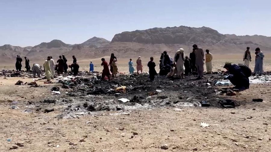 Tragedi memilukan menimpa rombongan pengungsi Afghanistan yang baru saja diusir dari Iran. Sebuah bus penuh sesak yang membawa mereka mengalami kecelakaan di jalan raya Herat–Kabul pada Selasa malam (19/8), menewaskan sedikitnya 79 orang, termasuk 17 anak-anak. Tragedi memilukan menimpa rombongan pengungsi Afghanistan yang baru saja diusir dari Iran. Sebuah bus penuh sesak yang membawa mereka mengalami kecelakaan di jalan raya Herat–Kabul pada Selasa malam (19/8), menewaskan sedikitnya 79 orang, termasuk 17 anak-anak. (Tangkapan Layar Video Reuters/TALIBAN HANDOUT)