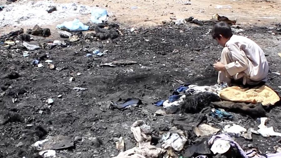 Tragedi memilukan menimpa rombongan pengungsi Afghanistan yang baru saja diusir dari Iran. Sebuah bus penuh sesak yang membawa mereka mengalami kecelakaan di jalan raya Herat–Kabul pada Selasa malam (19/8), menewaskan sedikitnya 79 orang, termasuk 17 anak-anak. (Tangkapan Layar Video Reuters/TALIBAN HANDOUT)