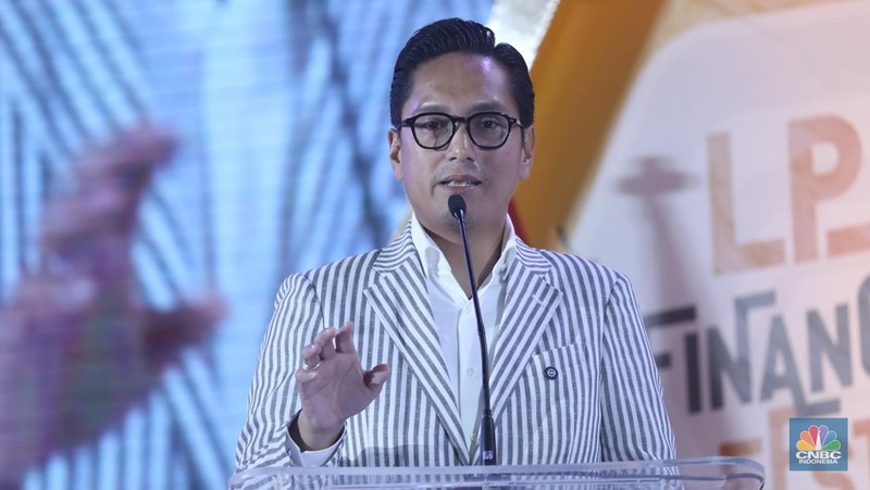 Sejumlah pengunjung memenuhi stand booth LPS dalam acara LPS Financial Festival 2025 di Regale International Convention Center, Medan, Sumatera Utara, Rabu (20/8/2025). (CNBC Indonesia/Tri Susilo)