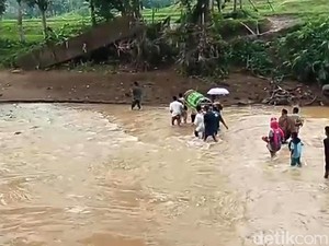Detik-detik Warga Pikul Jenazah Lawan Arus Sungai di Sukabumi