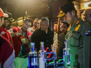 Razia Gabungan, 1.860 Botol Miras Ilegal Disita dari Kafe di Bogor