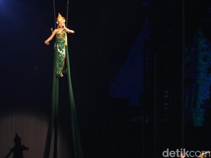 Yura Yunita Terbang-Naik Naga di Pagelaran Sabang Merauke 2025
