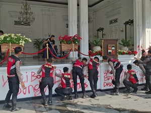 Aksi Anggota Polresta Bersihkan Vandalisme di Gedung Balai Kota Bogor