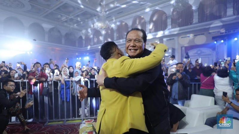 Sejumlah pengunjung memenuhi stand booth LPS dalam acara LPS Financial Festival 2025 di Regale International Convention Center, Medan, Sumatera Utara, Rabu (20/8/2025). (CNBC Indonesia/Tri Susilo)