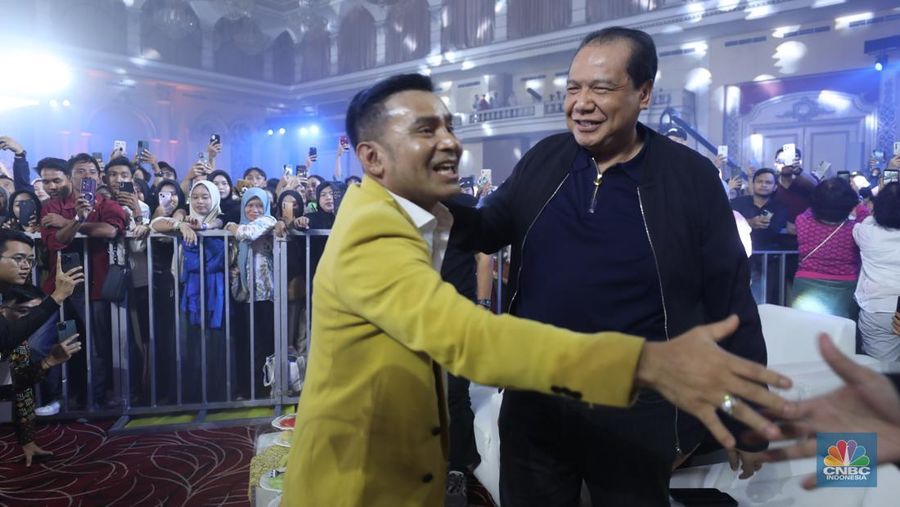 Penampilan musisi Judika dalam acara LPS FInancial Festival 2025 di Regale International Convention Center, Medan, Sumatera Utara, Kamis (21/8/2025). (CNBC Indonesia/Tri Susilo)