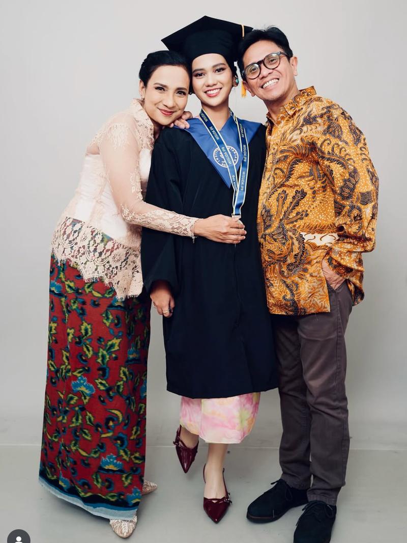 Foto Charlotte Putri Shahnaz Haque Wisuda Kedokteran Pakai Dress Bersejarah