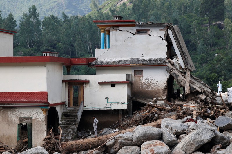 Dampak badai yang menyebabkan hujan lebat dan banjir di wilayah Qadir Nagar, Buner, Pakistan, Kamis (21/8/2025). (REUTERS/Akhtar Soomro)