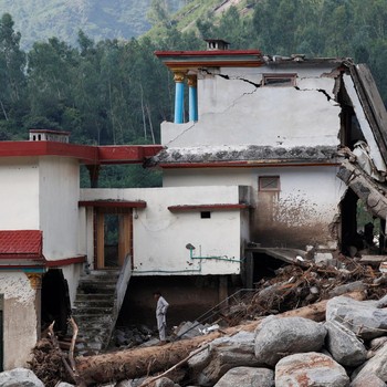 Potret Ngeri Banjir Bandang Gulung Permukiman, Ratusan Tewas Seketika