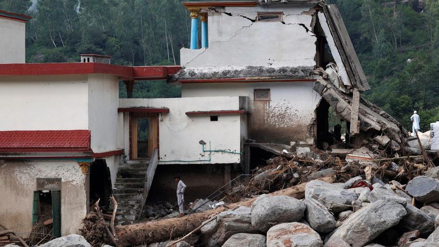 Dampak badai yang menyebabkan hujan lebat dan banjir di wilayah Qadir Nagar, Buner, Pakistan, Kamis (21/8/2025). (REUTERS/Akhtar Soomro)