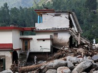 Potret Ngeri Banjir Bandang Gulung Permukiman, Ratusan Tewas Seketika