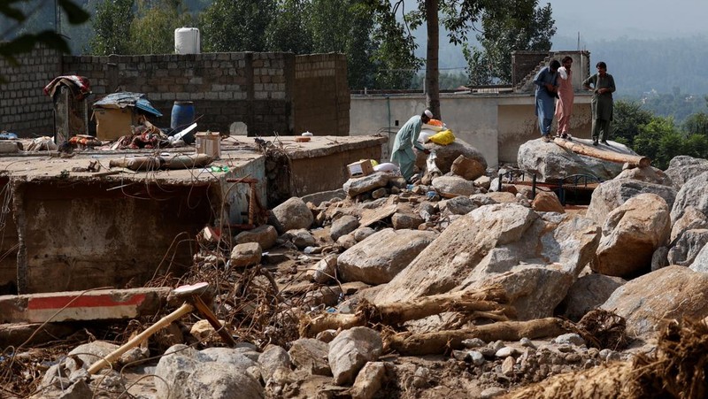 Dampak badai yang menyebabkan hujan lebat dan banjir di wilayah Qadir Nagar, Buner, Pakistan, Kamis (21/8/2025). (REUTERS/Akhtar Soomro)