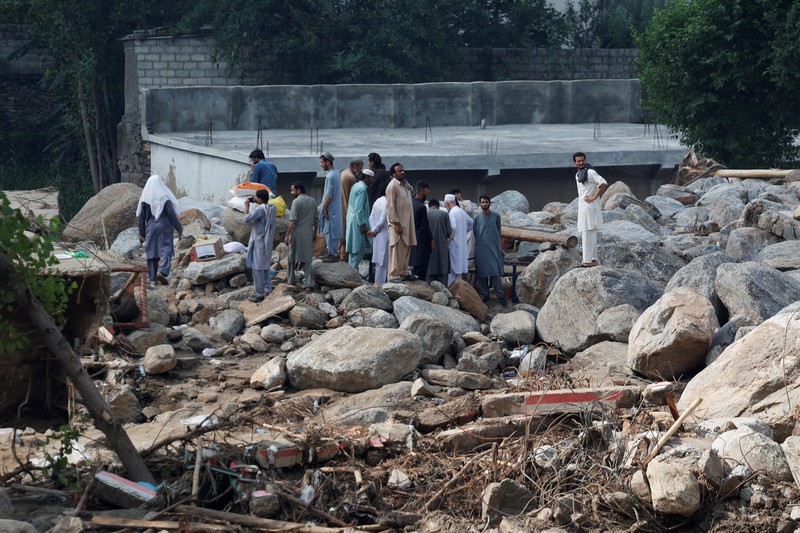 Dampak badai yang menyebabkan hujan lebat dan banjir di wilayah Qadir Nagar, Buner, Pakistan, Kamis (21/8/2025). (REUTERS/Akhtar Soomro)