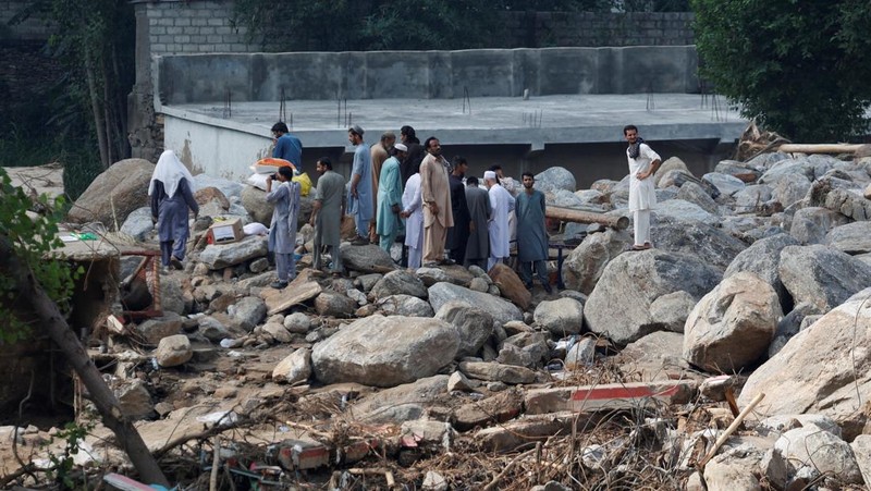 Dampak badai yang menyebabkan hujan lebat dan banjir di wilayah Qadir Nagar, Buner, Pakistan, Kamis (21/8/2025). (REUTERS/Akhtar Soomro)