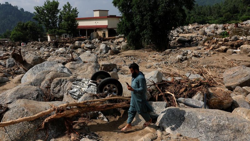 Dampak badai yang menyebabkan hujan lebat dan banjir di wilayah Qadir Nagar, Buner, Pakistan, Kamis (21/8/2025). (REUTERS/Akhtar Soomro)