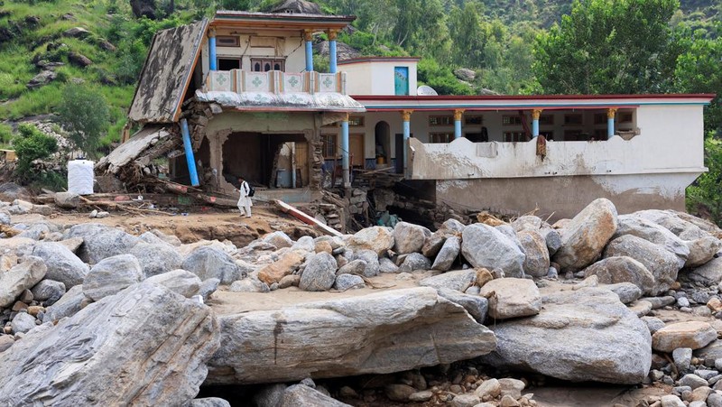 Dampak badai yang menyebabkan hujan lebat dan banjir di wilayah Qadir Nagar, Buner, Pakistan, Kamis (21/8/2025). (REUTERS/Akhtar Soomro)