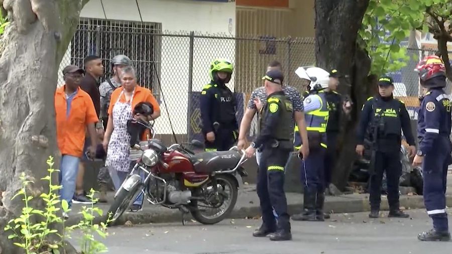 Dua serangan terpisah yang dituduhkan dilakukan oleh kelompok gerilya pembangkang menewaskan sedikitnya 18 orang dan melukai puluhan lainnya di Kolombia pada Kamis (21/8/2025). (Tangkapan Layar Video Reuters/RCN TV / COLOMBIAN GOVERNMENT TV)