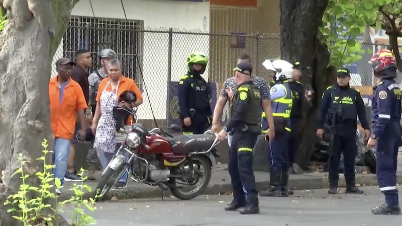 Dua serangan terpisah yang dituduhkan dilakukan oleh kelompok gerilya pembangkang menewaskan sedikitnya 18 orang dan melukai puluhan lainnya di Kolombia pada Kamis (21/8/2025). (Tangkapan Layar Video Reuters/RCN TV / COLOMBIAN GOVERNMENT TV)