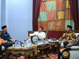 Herman Deru Lepas 10 Lurah-Kades ke Peacemaker Justice Award