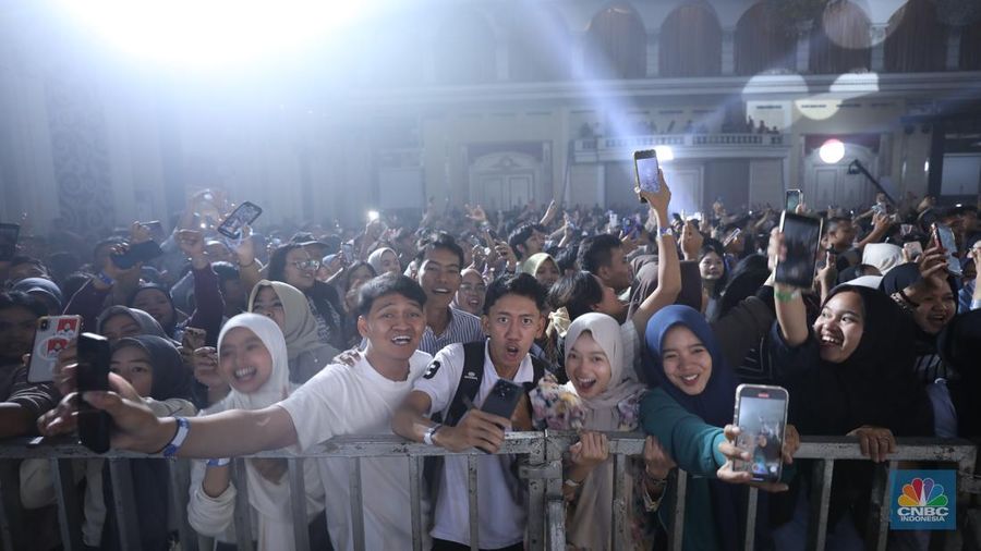 Penampilan musisi Judika dalam acara LPS FInancial Festival 2025 di Regale International Convention Center, Medan, Sumatera Utara, Kamis (21/8/2025). (CNBC Indonesia/Tri Susilo)
