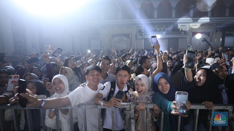 Penampilan musisi Judika dalam acara LPS FInancial Festival 2025 di Regale International Convention Center, Medan, Sumatera Utara, Kamis (21/8/2025). (CNBC Indonesia/Tri Susilo)