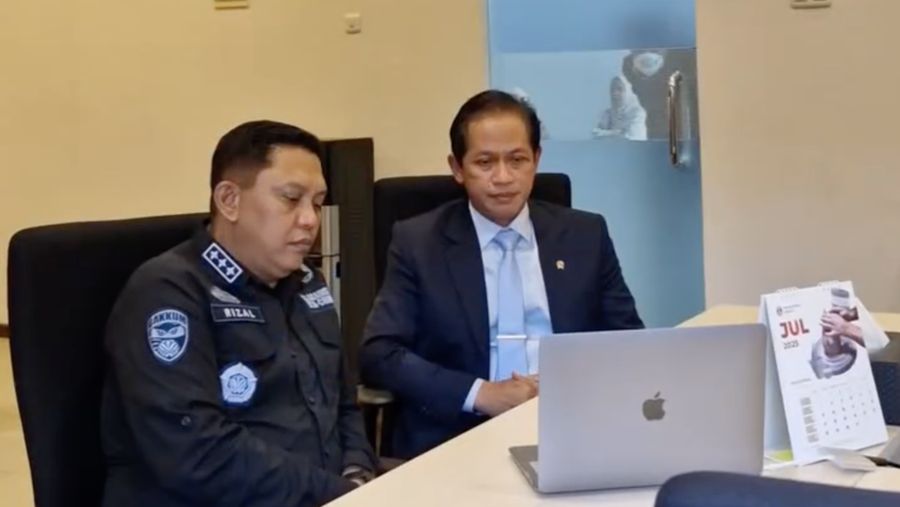 Menteri Lingkungan Hidup, Hanif Faisol Nurofiq meninjau langsung PT Bahari Makmur Sejadi di Kabupaten Serang, setelah adanya temuan zat radioaktif Cesium-137 (C-137) pada produk udang ekspor ke Amerika Serikat. (instagram/haniffaisolnurofiq)