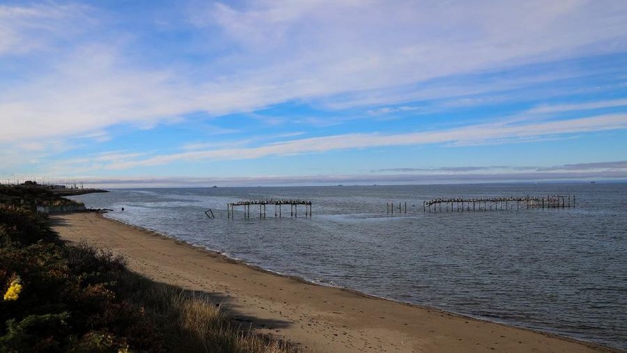 Pantai Punta Arenas, Chili, tetap kosong pada 2 Mei 2025, setelah gempa bumi berkekuatan 7,5 skala Richter melanda Selat Drake, perairan yang memisahkan Amerika Selatan dan Antartika. (Photo by Tomas GUTIERREZ / AFP)