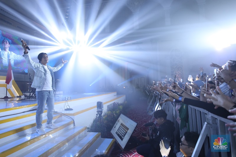 Penampilan musisi Judika dalam acara LPS FInancial Festival 2025 di Regale International Convention Center, Medan, Sumatera Utara, Kamis (21/8/2025). (CNBC Indonesia/Tri Susilo) Penampilan musisi Judika dalam acara LPS FInancial Festival 2025 di Regale International Convention Center, Medan, Sumatera Utara, Kamis (21/8/2025). (CNBC Indonesia/Tri Susilo)