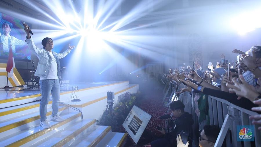 Penampilan musisi Judika dalam acara LPS FInancial Festival 2025 di Regale International Convention Center, Medan, Sumatera Utara, Kamis (21/8/2025). (CNBC Indonesia/Tri Susilo)