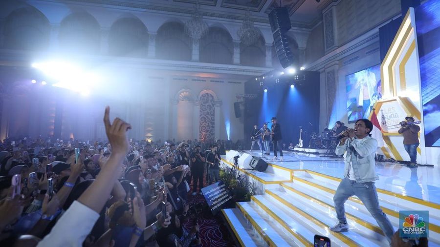 Penampilan musisi Judika dalam acara LPS FInancial Festival 2025 di Regale International Convention Center, Medan, Sumatera Utara, Kamis (21/8/2025). (CNBC Indonesia/Tri Susilo)