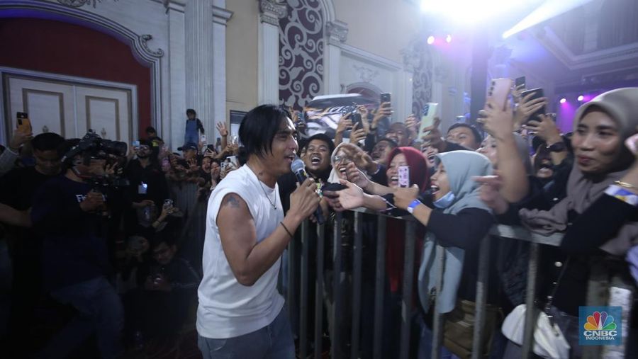 Penampilan musisi Judika dalam acara LPS FInancial Festival 2025 di Regale International Convention Center, Medan, Sumatera Utara, Kamis (21/8/2025). (CNBC Indonesia/Tri Susilo)