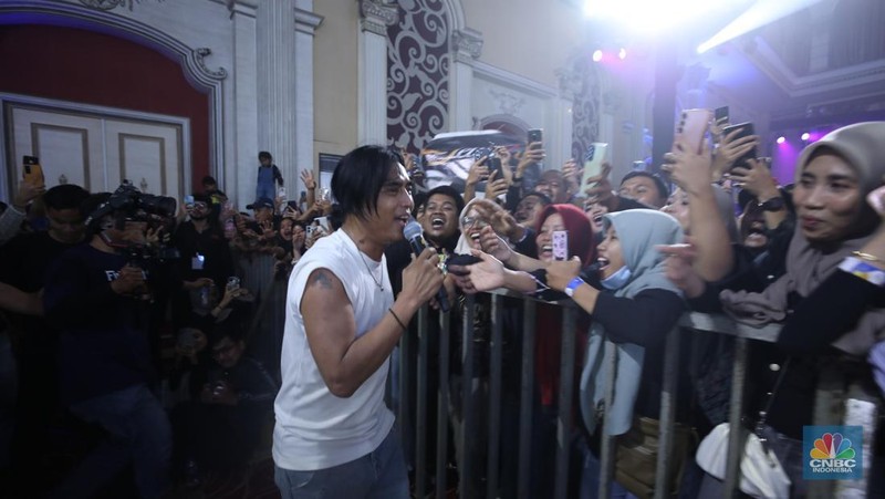 Penampilan musisi Judika dalam acara LPS FInancial Festival 2025 di Regale International Convention Center, Medan, Sumatera Utara, Kamis (21/8/2025). (CNBC Indonesia/Tri Susilo)