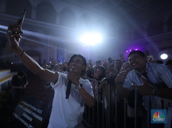 Penampilan grup musik Setia Band dalam acara LPS FInancial Festival 2025 di Regale International Convention Center, Medan, Sumatera Utara, Kamis (21/8/2025). (CNBC Indonesia/Tri Susilo)