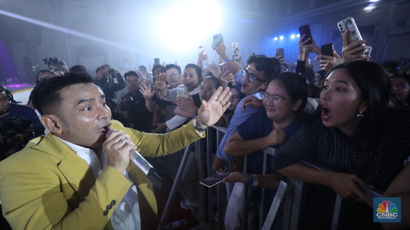 Penampilan musisi Judika dalam acara LPS FInancial Festival 2025 di Regale International Convention Center, Medan, Sumatera Utara, Kamis (21/8/2025). (CNBC Indonesia/Tri Susilo) Penampilan musisi Judika dalam acara LPS FInancial Festival 2025 di Regale International Convention Center, Medan, Sumatera Utara, Kamis (21/8/2025). (CNBC Indonesia/Tri Susilo)
