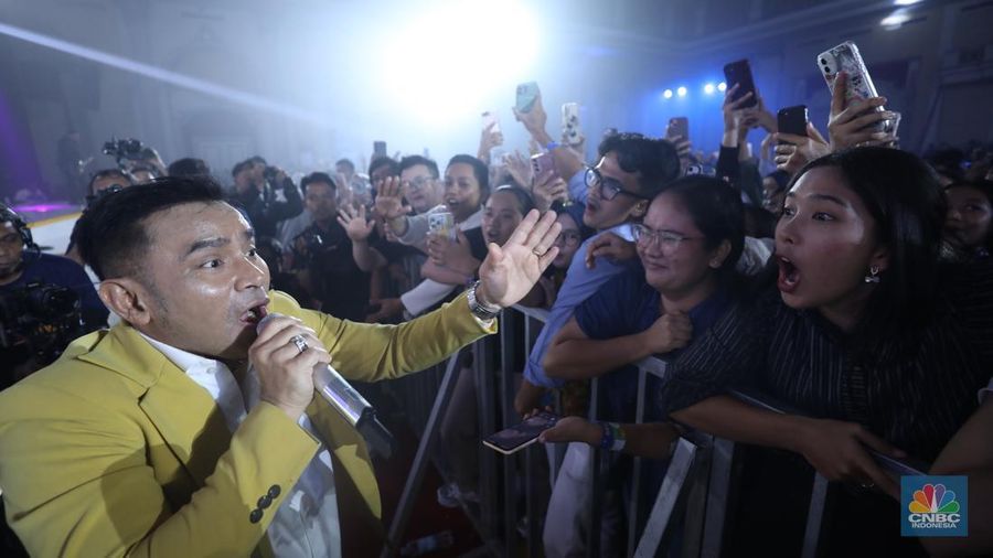 Penampilan musisi Judika dalam acara LPS FInancial Festival 2025 di Regale International Convention Center, Medan, Sumatera Utara, Kamis (21/8/2025). (CNBC Indonesia/Tri Susilo)